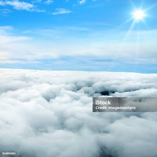 Volare Sopra Le Nubi Di Tempesta - Fotografie stock e altre immagini di Ambientazione esterna - Ambientazione esterna, Ambientazione tranquilla, Bellezza naturale
