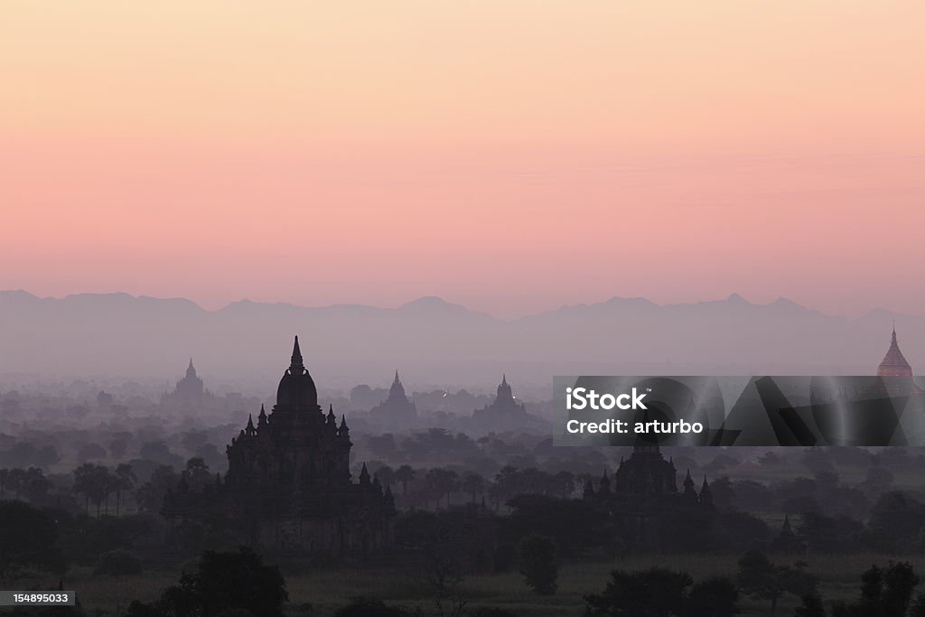 Wschód słońca nad Bagan temples - Zbiór zdjęć royalty-free (Archeologia)