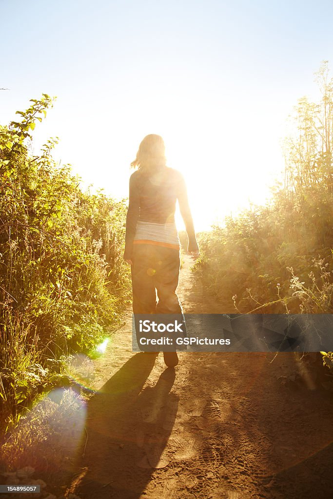 Mulher caminhando na trilha na natureza - Foto de stock de Mulheres royalty-free