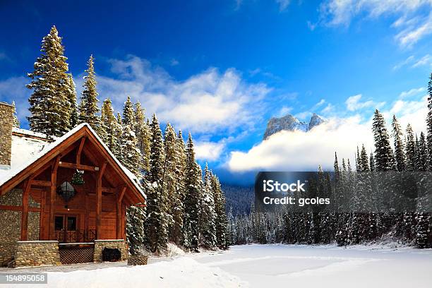 Mountain Lodge E Pista Di Pattinaggio - Fotografie stock e altre immagini di Ski lodge - Ski lodge, Capanna di legno, Inverno