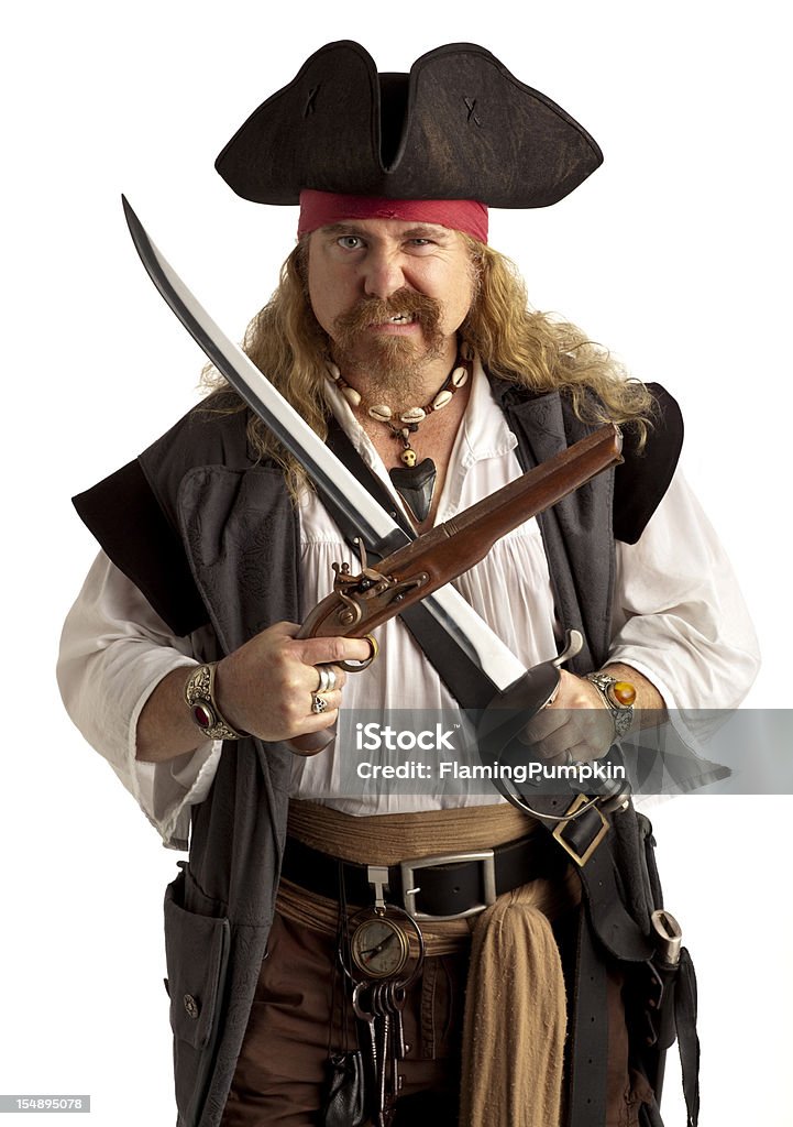 Pirate con pistola y espada, en primer plano. Fondo blanco. - Foto de stock de Pirata libre de derechos
