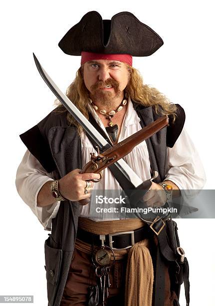 Pirata Com Pistola E Espada Closeup Fundo Branco - Fotografias de stock e mais imagens de Pirata