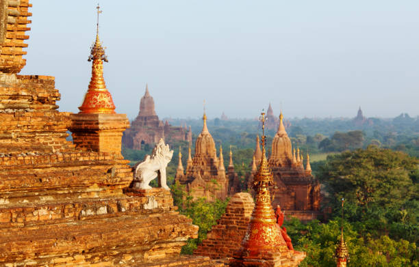 estátua de protecção e bagan templo de campo - burmese culture myanmar pagoda dusk imagens e fotografias de stock