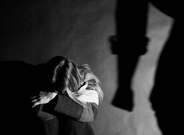 häusliche gewalt-missbrauch - gewalt gegen frauen stock-fotos und bilder