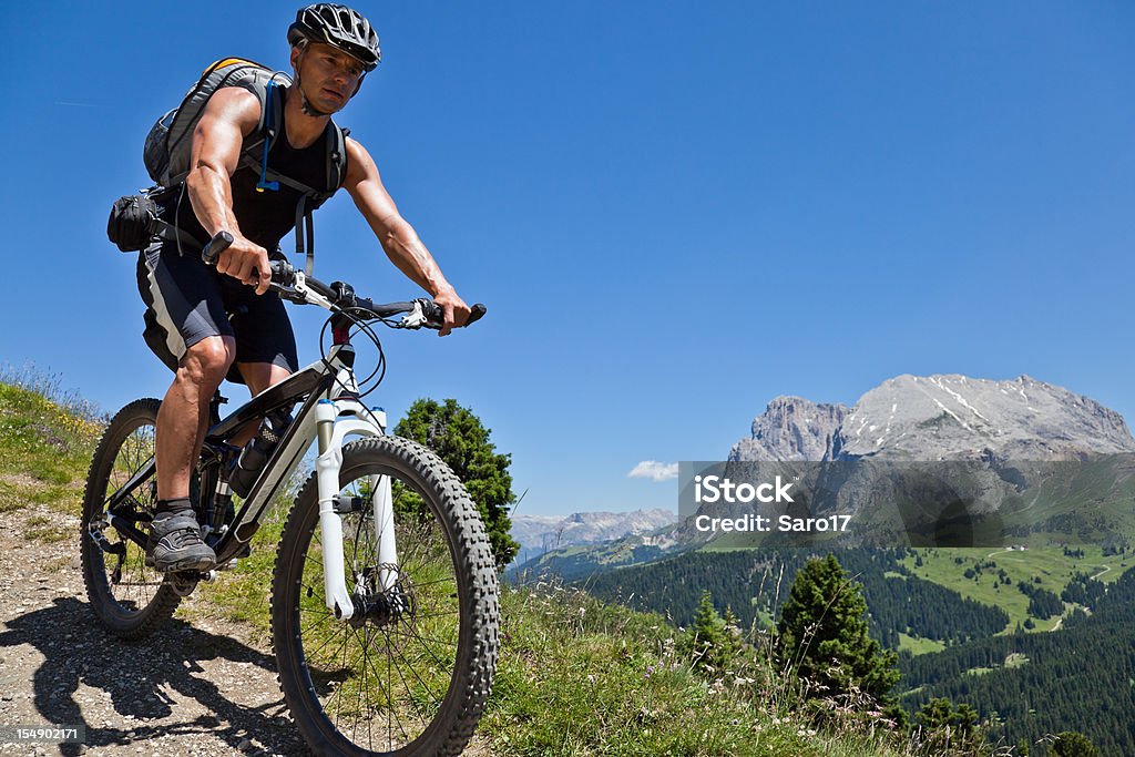 Scenic mountainbiking nas Dolomitas - Foto de stock de Adulto royalty-free