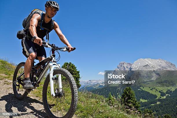 Foto de Scenic Mountainbiking Nas Dolomitas e mais fotos de stock de Adulto - Adulto, Adulto de idade mediana, Alpes europeus