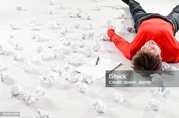 Scrittore S Block Rinuncio Uomo Supino Sul Pavimento - Fotografie stock e altre immagini di Grande gruppo di oggetti