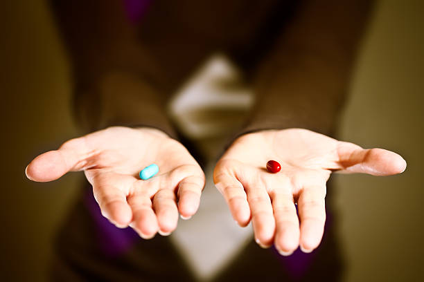 ブルー、またはレッドの錠剤-選択 - vitamin pill red pill capsule ストックフォトと画像