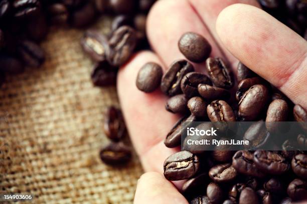 Foto de Colheita De Mãos Segurando Café Sobre Aniagem De Cânhamo e mais fotos de stock de Feijão