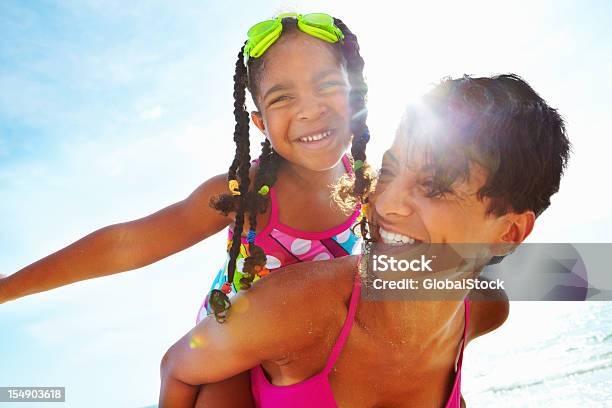 Jugando En La Playa Foto de stock y más banco de imágenes de Playa - Playa, Familia, Afrodescendiente