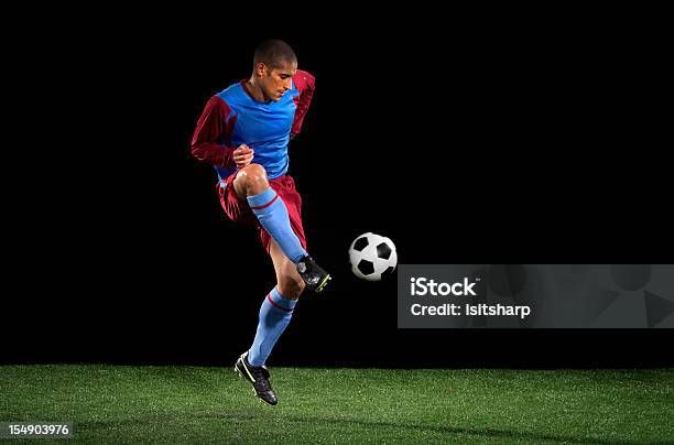 Foto de Jogador De Futebol e mais fotos de stock de Jogador de Futebol - Jogador de Futebol, Fundo preto, Adulto