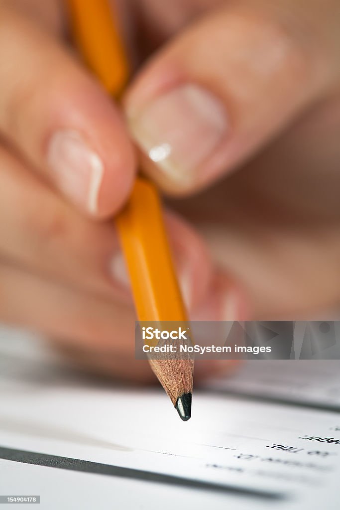 Womans mano compilato il modulo - Foto stock royalty-free di Imparare