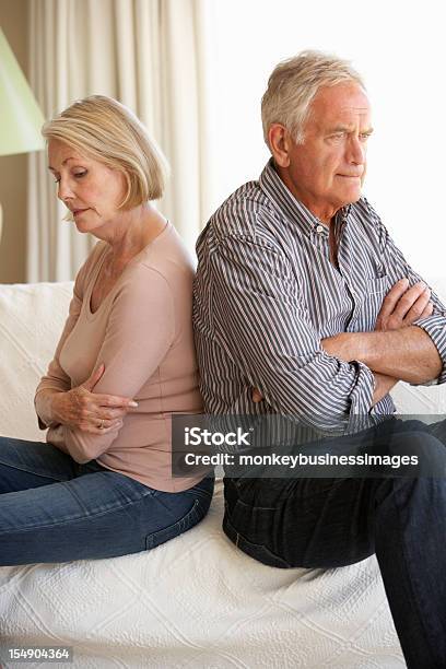 Senior Par Tener Argumento En Su Casa Foto de stock y más banco de imágenes de Discutir - Discutir, Conflicto, Pareja mayor