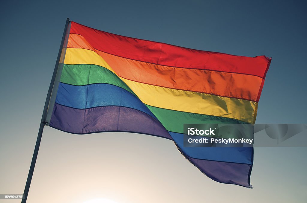 Tęcza Gej Duma flaga, zbliżenie, podświetlany przez słońce niebo jasne - Zbiór zdjęć royalty-free (Pride - LGBTQI Event)
