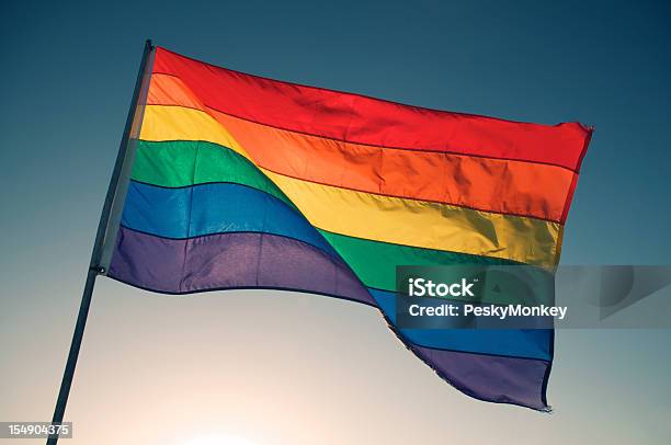 Tęcza Gej Duma Flaga Zbliżenie Podświetlany Przez Słońce Niebo Jasne - zdjęcia stockowe i więcej obrazów Pride - LGBTQI Event