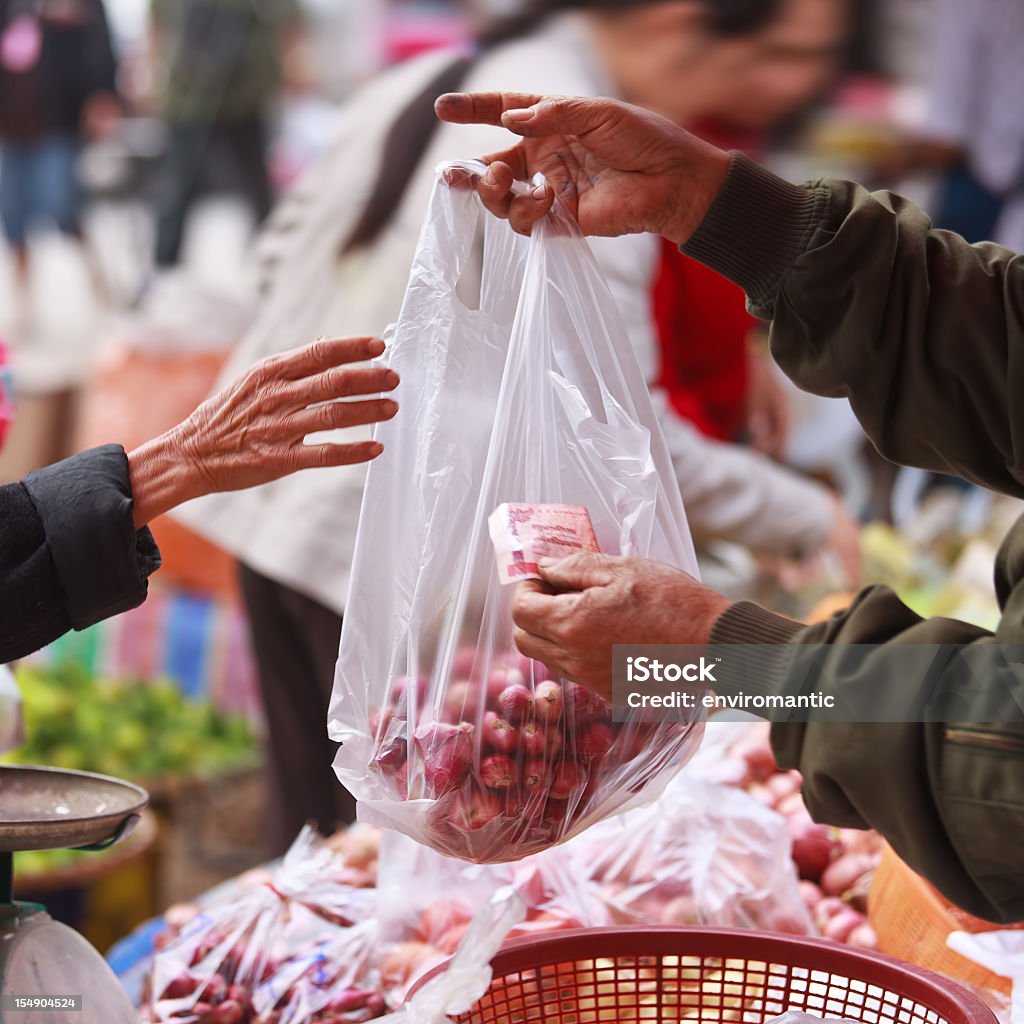, die Geld austauschen für Gemüse in einem Thai-Markt. - Lizenzfrei Plastiktüte Stock-Foto