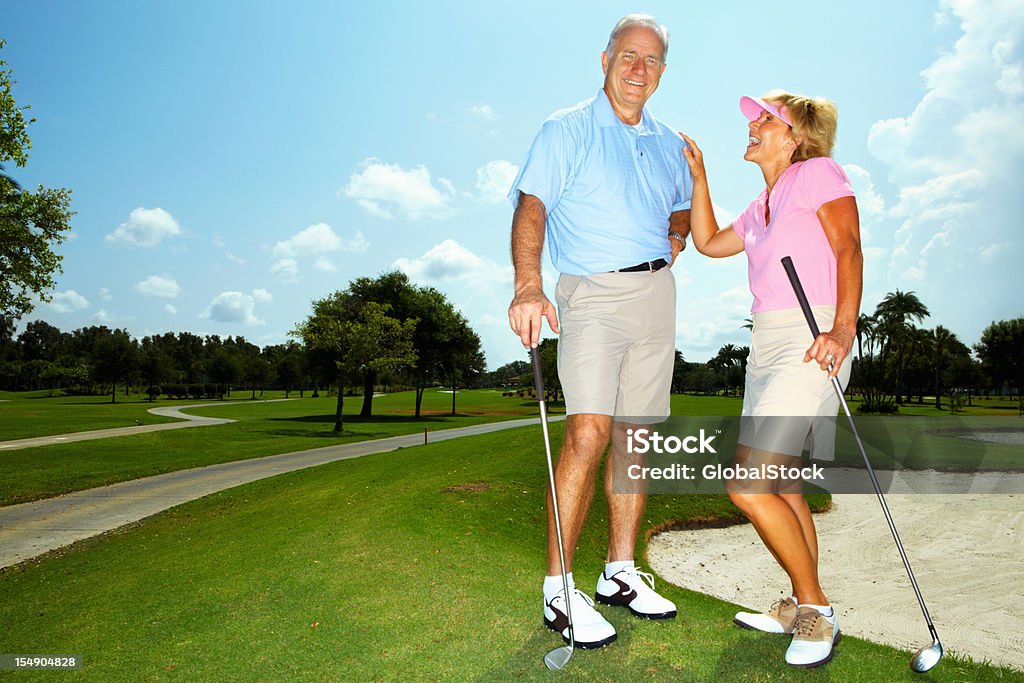 Счастливая пара, наслаждаясь их выхода на пенсию - Стоковые фото Гольф роялти-фри