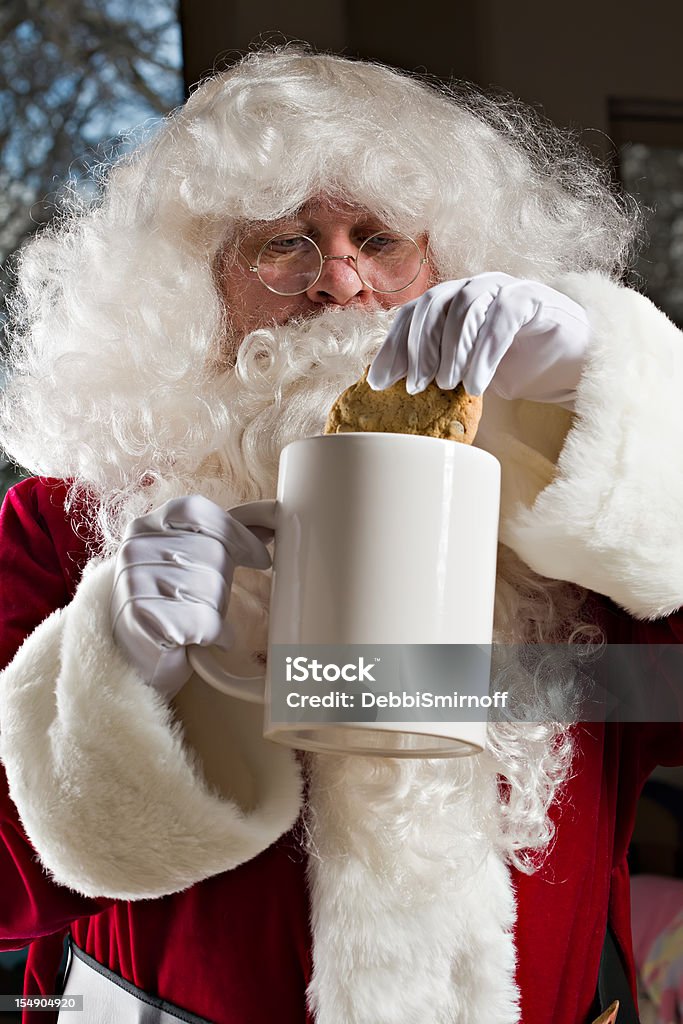 Santa Dunks seine Cookie - Lizenzfrei Heißgetränk-Gefäß Stock-Foto