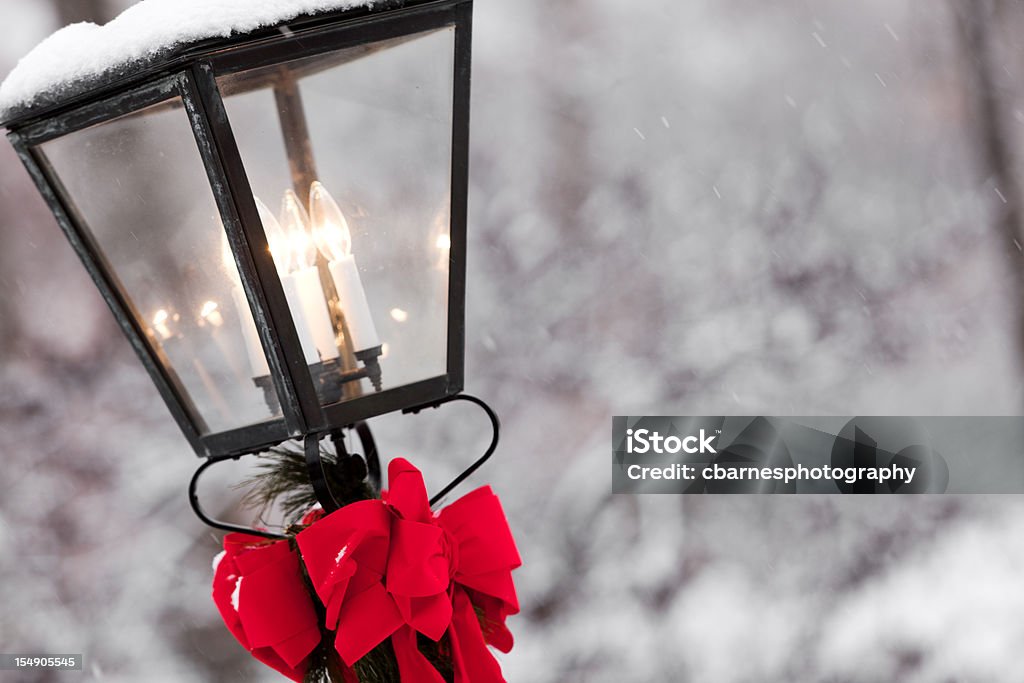 Cinta de la Navidad roja lamppost - Foto de stock de Aire libre libre de derechos