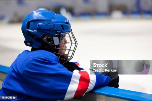 Jugador De Hockey Sobre Hielo Foto de stock y más banco de imágenes de Niño - Niño, Hockey sobre hielo, Liga de deportes