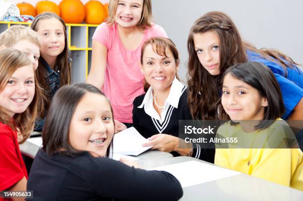 Photo libre de droit de Groupe Dâge Élémentaire Heureux Enfants Avec Leur Professeur banque d'images et plus d'images libres de droit de Enfant