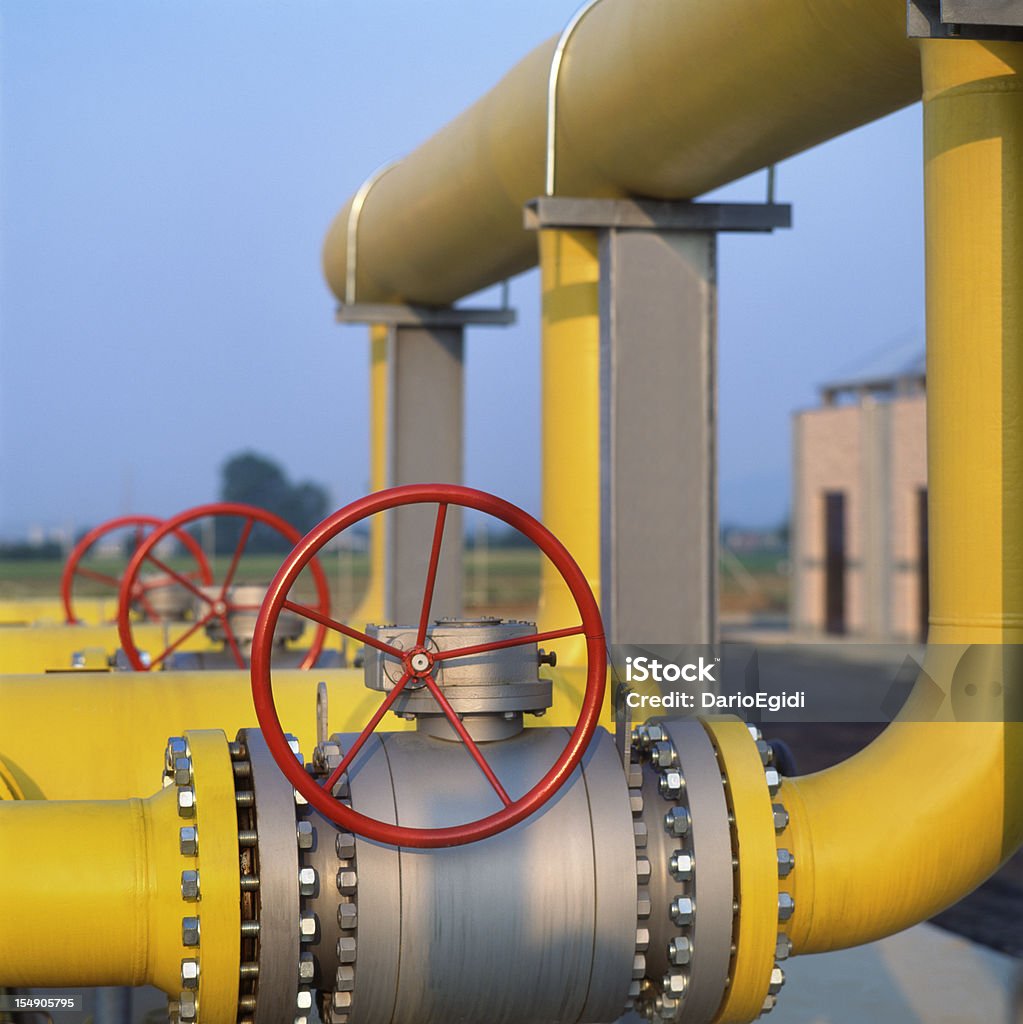 Válvula de rojo a amarillo tuberías de estación de distribución de gas natural - Foto de stock de Gas libre de derechos