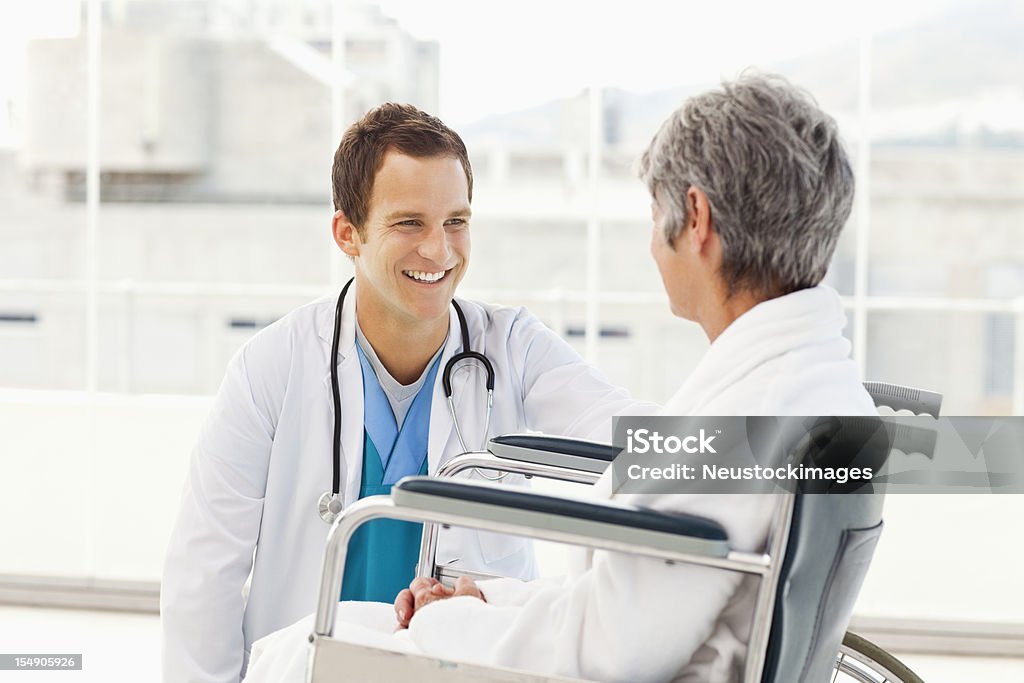 Arzt seine Patienten überprüfen - Lizenzfrei Arzt Stock-Foto
