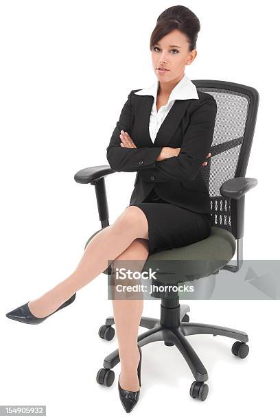 Ernste Junge Geschäftsfrau Sitzen Im Bürostuhl Stockfoto und mehr Bilder von Arme verschränkt - Arme verschränkt, Frauen, Nur Frauen