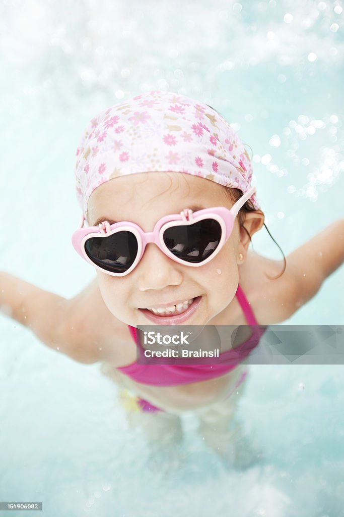 Niña usando gafas de sol en la piscina - Foto de stock de Natación libre de derechos