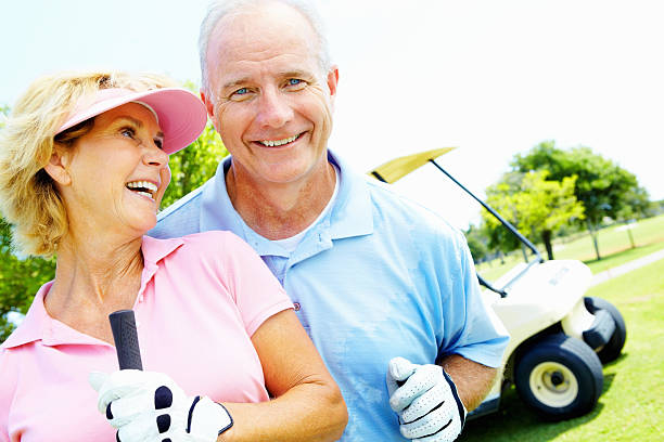 선임 커플입니다 미소, ready to play golf - senior couple golf retirement action 뉴스 사진 이미지