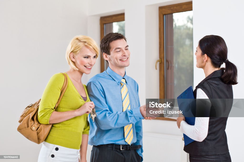 Incontro con l'agente immobiliare - Foto stock royalty-free di 20-24 anni