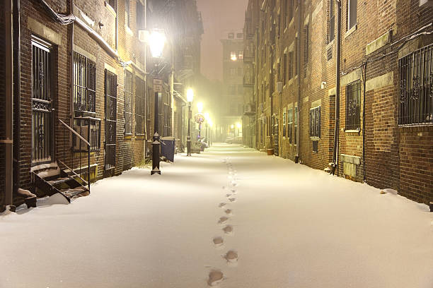 следы на снегу - boston winter snow massachusetts стоковые фото и изображения