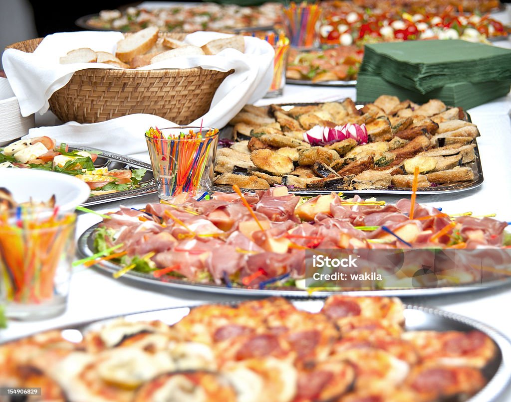 catering a buffet con piatti deliziosi colorato gustoso - Foto stock royalty-free di Albergo