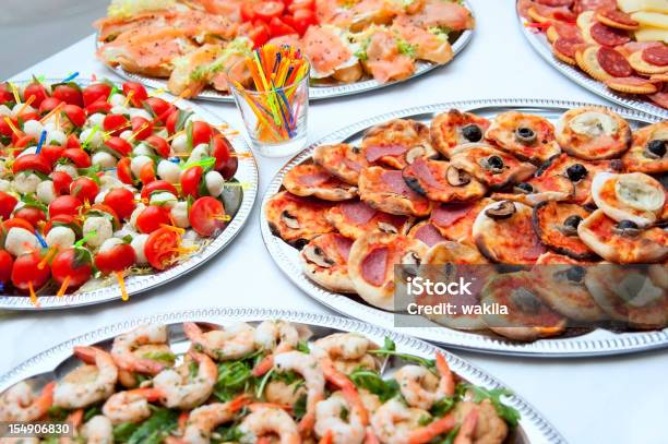 Ricco Buffet Con Pomodori Pizza Salmone E Gamberetti - Fotografie stock e altre immagini di Buffet