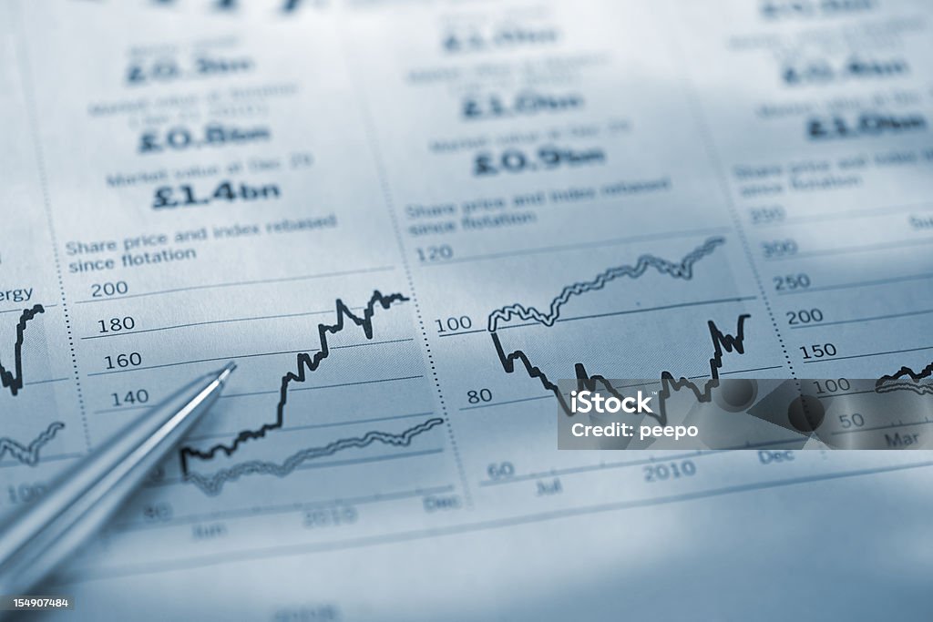 Caneta no preço de gráficos em Jornal Financeiro - Royalty-free Analisar Foto de stock