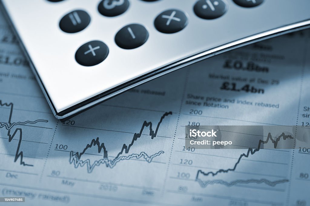 A calculadora de preços gráficos de Jornal Financeiro - Royalty-free Analisar Foto de stock