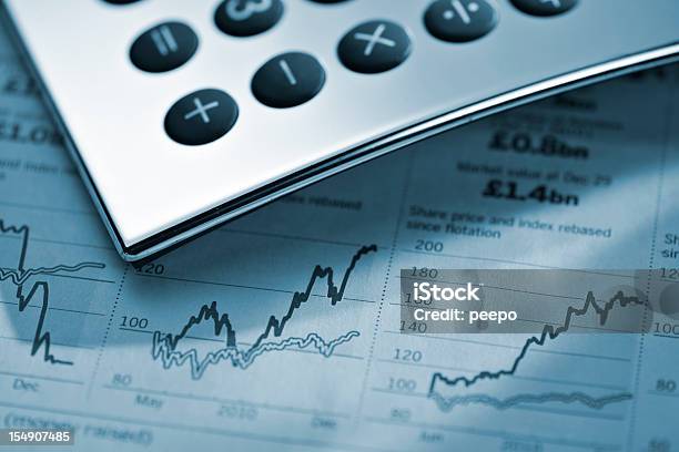 A Calculadora De Preços Gráficos De Jornal Financeiro - Fotografias de stock e mais imagens de Analisar