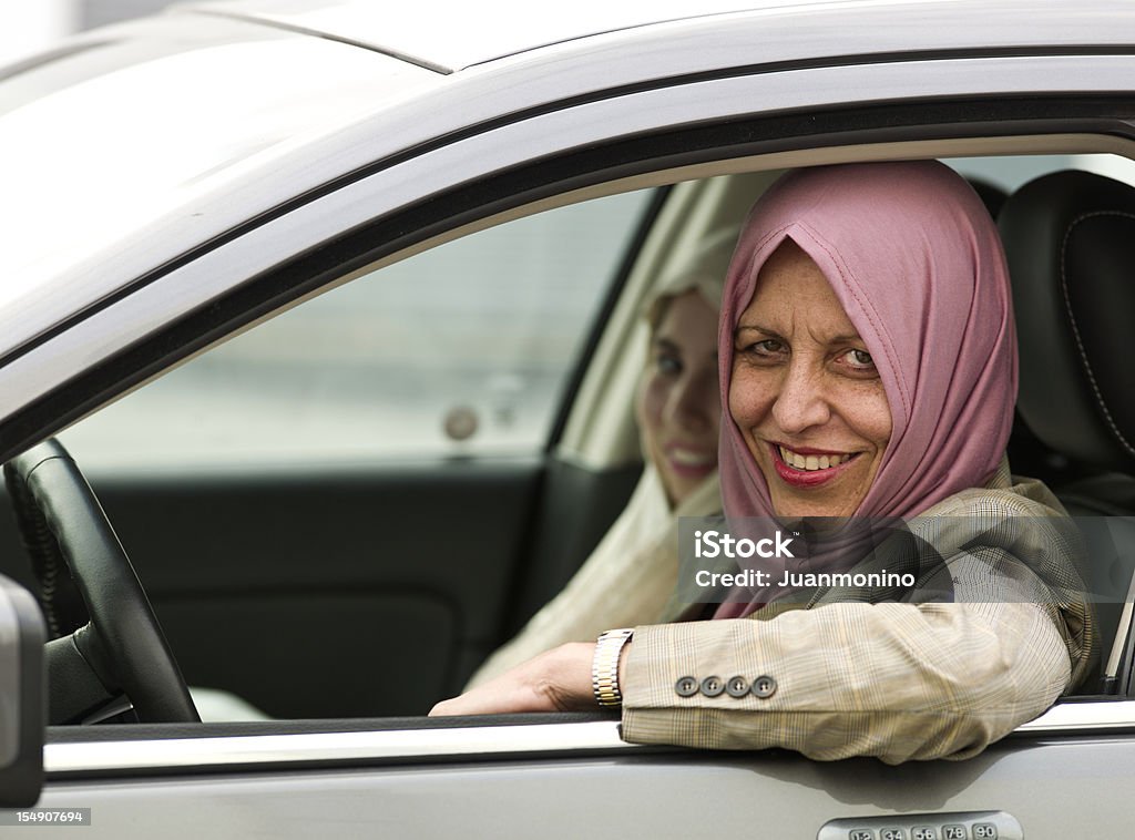 Mujer musulmana en automóvil de su hija a la escuela - Foto de stock de Coche libre de derechos