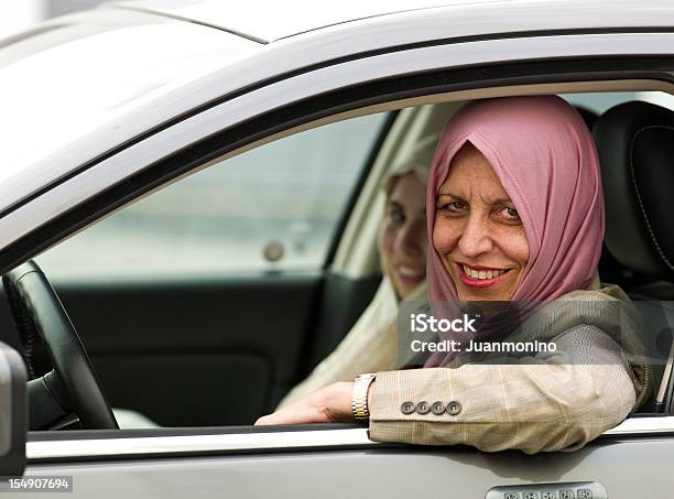 Mujer Musulmana En Automóvil De Su Hija A La Escuela Foto de stock y más banco de imágenes de Coche