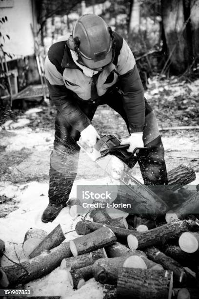 Arbeiter Schneiden Holz Stockfoto und mehr Bilder von Schwarzweiß-Bild - Schwarzweiß-Bild, Arbeiten, Kettensäge