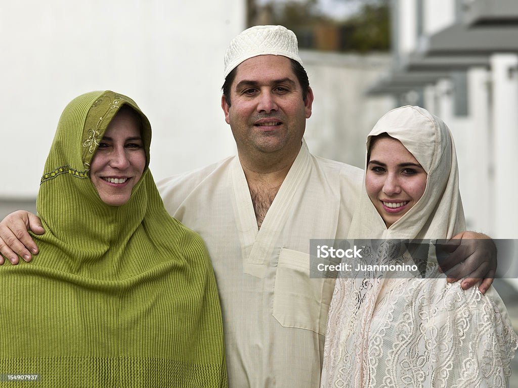 Famille heureuse de trois personne musulman - Photo de Tunisie libre de droits