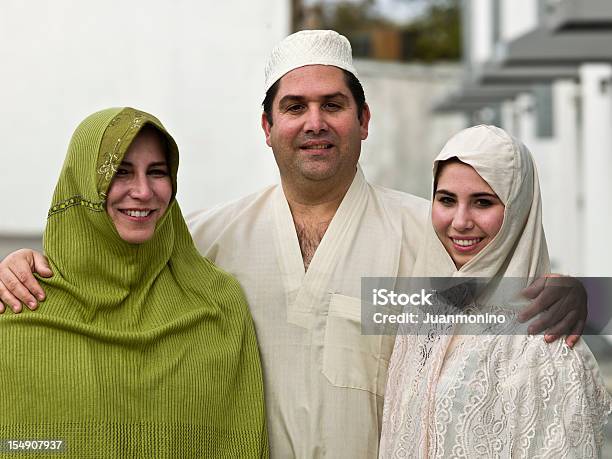 幸せな 3 人のイスラム教徒のファミリー - チュニジアのストックフォトや画像を多数ご用意 - チュニジア, 家族, 女性