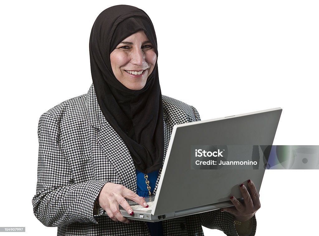 Islamic biznes kobieta z głowy Szalik Trzymając laptop. - Zbiór zdjęć royalty-free (40-49 lat)