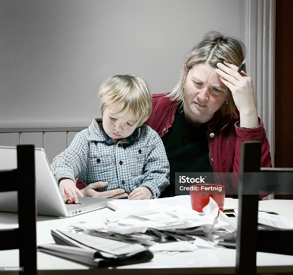 Stressé et fatigué femme travaillant sur des problèmes financiers - Photo de Fiscalité libre de droits