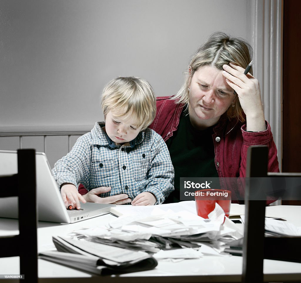 Стресса и усталости мать, работающих по финансовым вопросам - Стоковые фото Налог роялти-фри