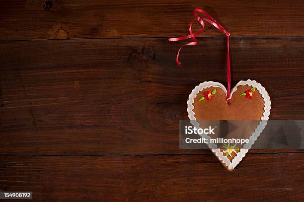 Coração De Gengibre Sobre A Madeira - Fotografias de stock e mais imagens de Símbolo do Coração - Símbolo do Coração, Biscoito de Gengibre - Bolacha, Madeira - Material