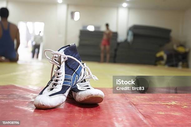 Foto de Wrestling Chuteiras Na Academia De Ginástica e mais fotos de stock de Academia de ginástica - Academia de ginástica, Ginásio, Sapato