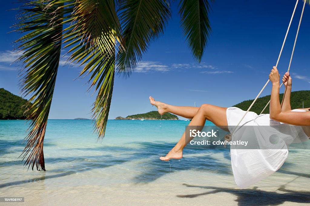 Nicht erkennbare Frau schwingen an einem Strand in der Karibik - Lizenzfrei Aktivitäten und Sport Stock-Foto