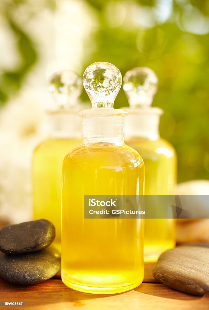 Bottiglie di Olio per massaggio alla spa - Foto stock royalty-free di Ambientazione esterna