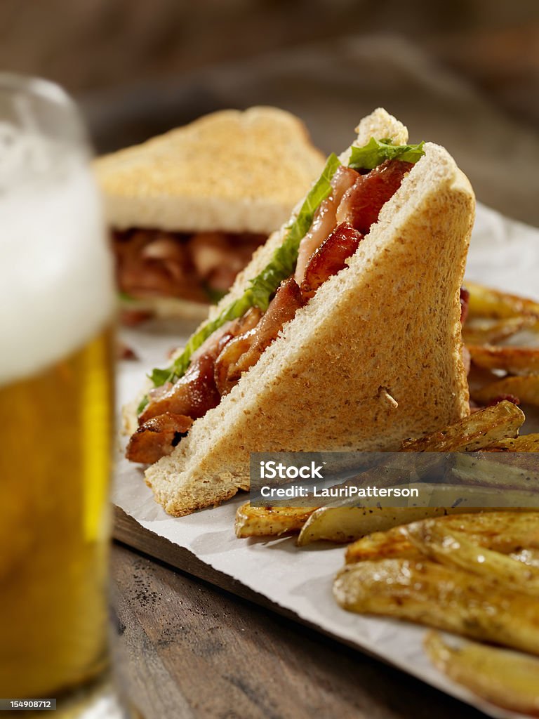 BLT Sandwich Sanduíche de frango com batata frita - Foto de stock de Acompanhamento royalty-free